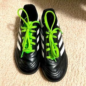 Adidas indoor soccer shoe. Size 13c. Gently used